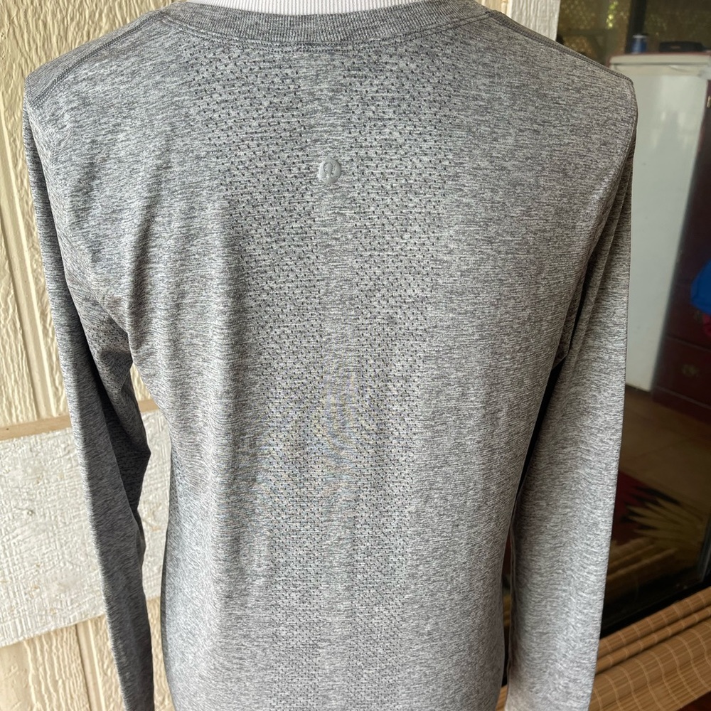 PreOwned Lululemon Activewear Tops Long Sleeves Gray Women's 6 - Picture 2 of 3